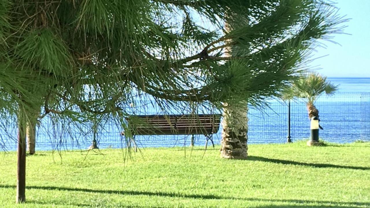Mi Capricho, Beachfront, Grownfloor, Private Garden & Terrace Sitio de Calahonda エクステリア 写真